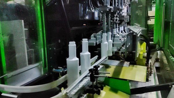 興田塑膠：吹塑生產(chǎn)車間自動化傳送線