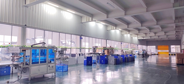 興田塑膠吹塑及吹瓶加工車(chē)間